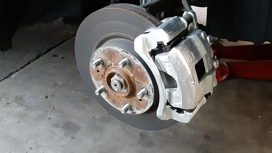SX4のフロントキャリパーをシルバーに塗装