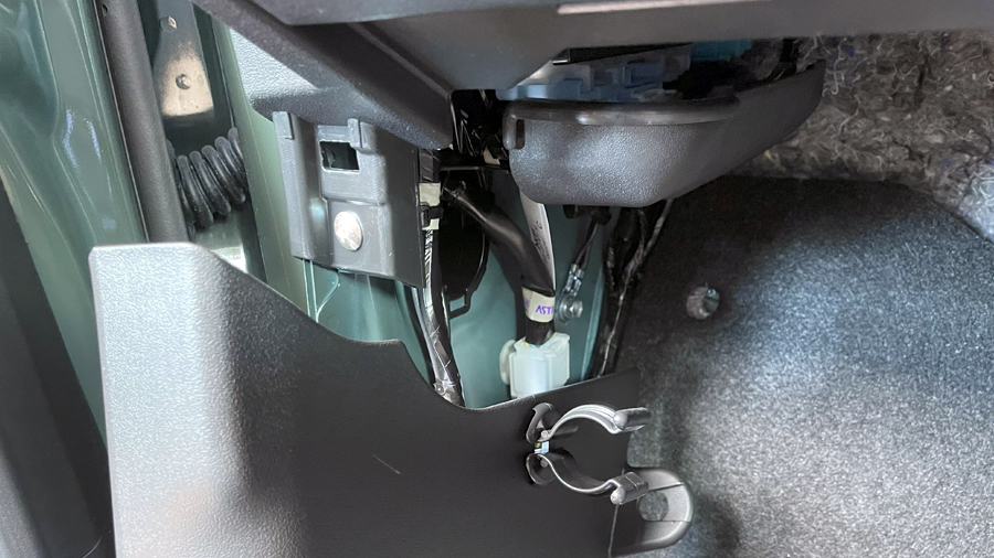 ジムニーシエラ（JB74W）の助手席側サイドパネル