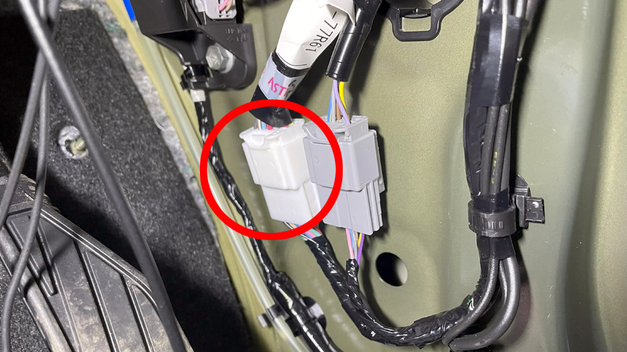 ジムニーシエラ（JB74W）18P白色カプラにオートアンロック配線接続