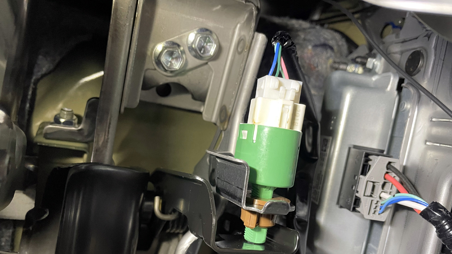 ジムニーシエラ（JB74W）フットブレーキ4P白色カプラ