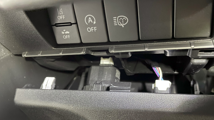 ジムニーシエラ（JB74W）に専用ハーネス（10Pコネクタ割込）接続
