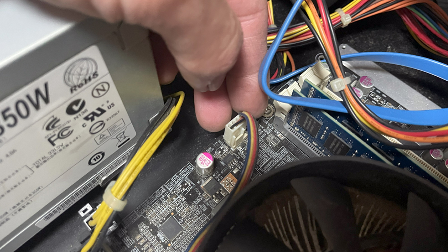 H67H2-M4（V1.0）からCPUクーラーのケーブルコネクタを抜く