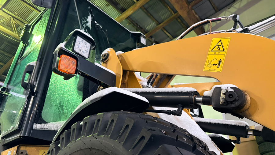 ホイールローダーのベルト交換