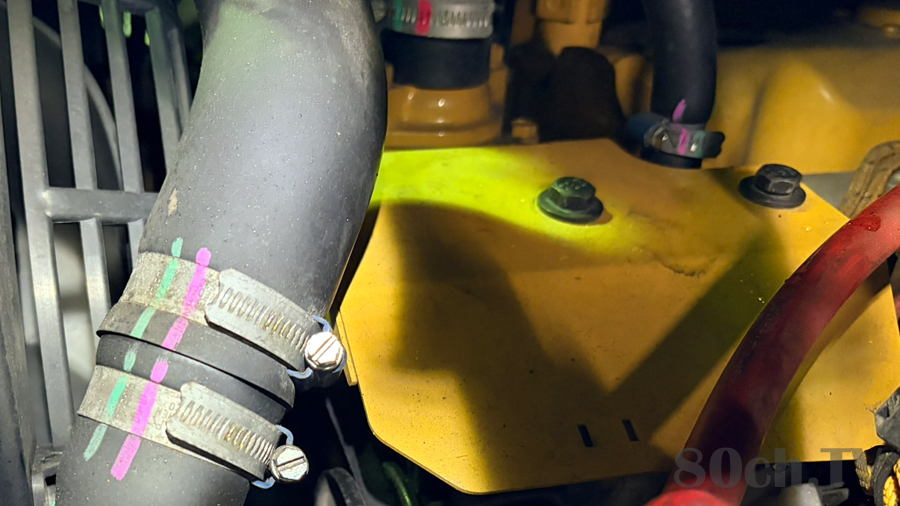 カバーのボルト2本を外す