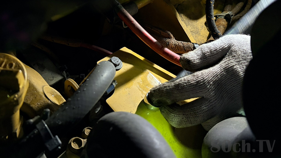 カバーのボルト2本を13mmで外す