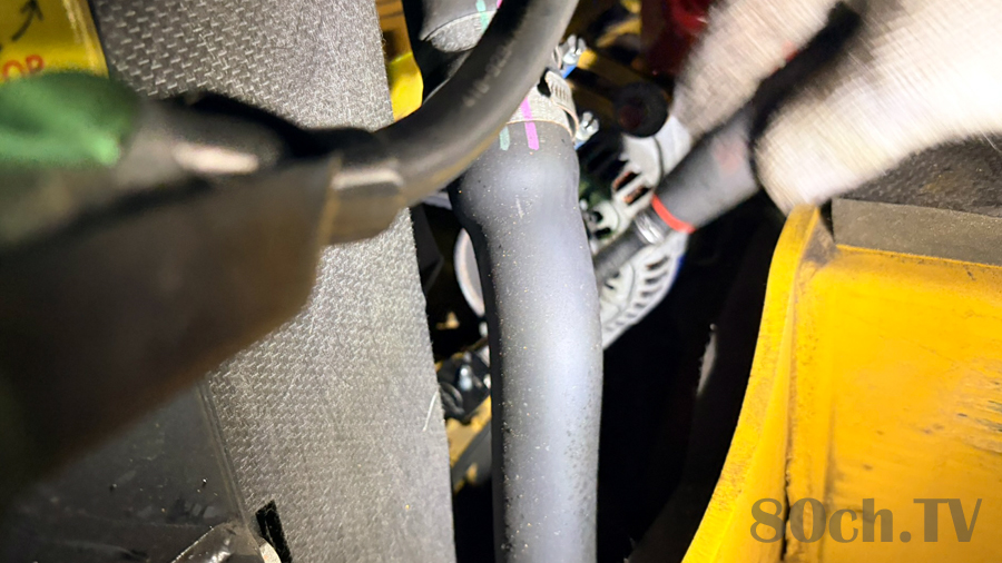 オルターネーターの上部、下部のボルトを緩める