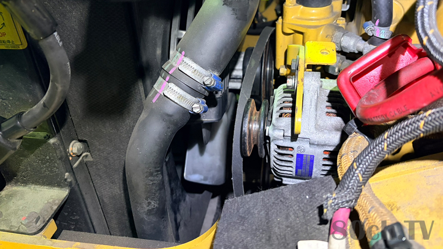 取外しとは逆の手順で新品のベルトを取付ける