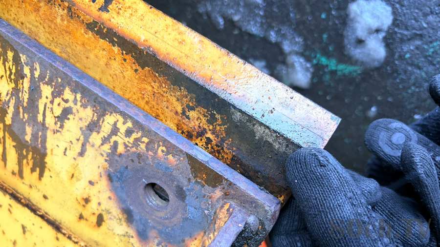 バケットの刃も痩せていたので裏表チェンジ