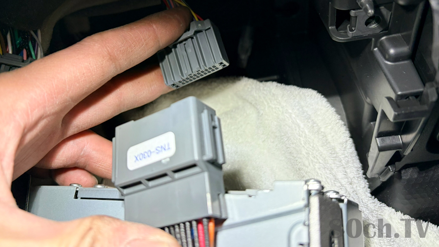 ハスラー(MR92S)のコネクターに刺す